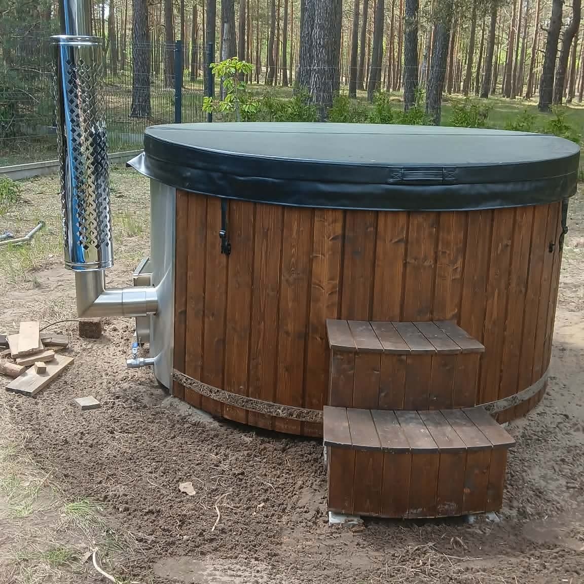 Balia ogrodowa z pokrywą, schodkami i kominem wśród drzew